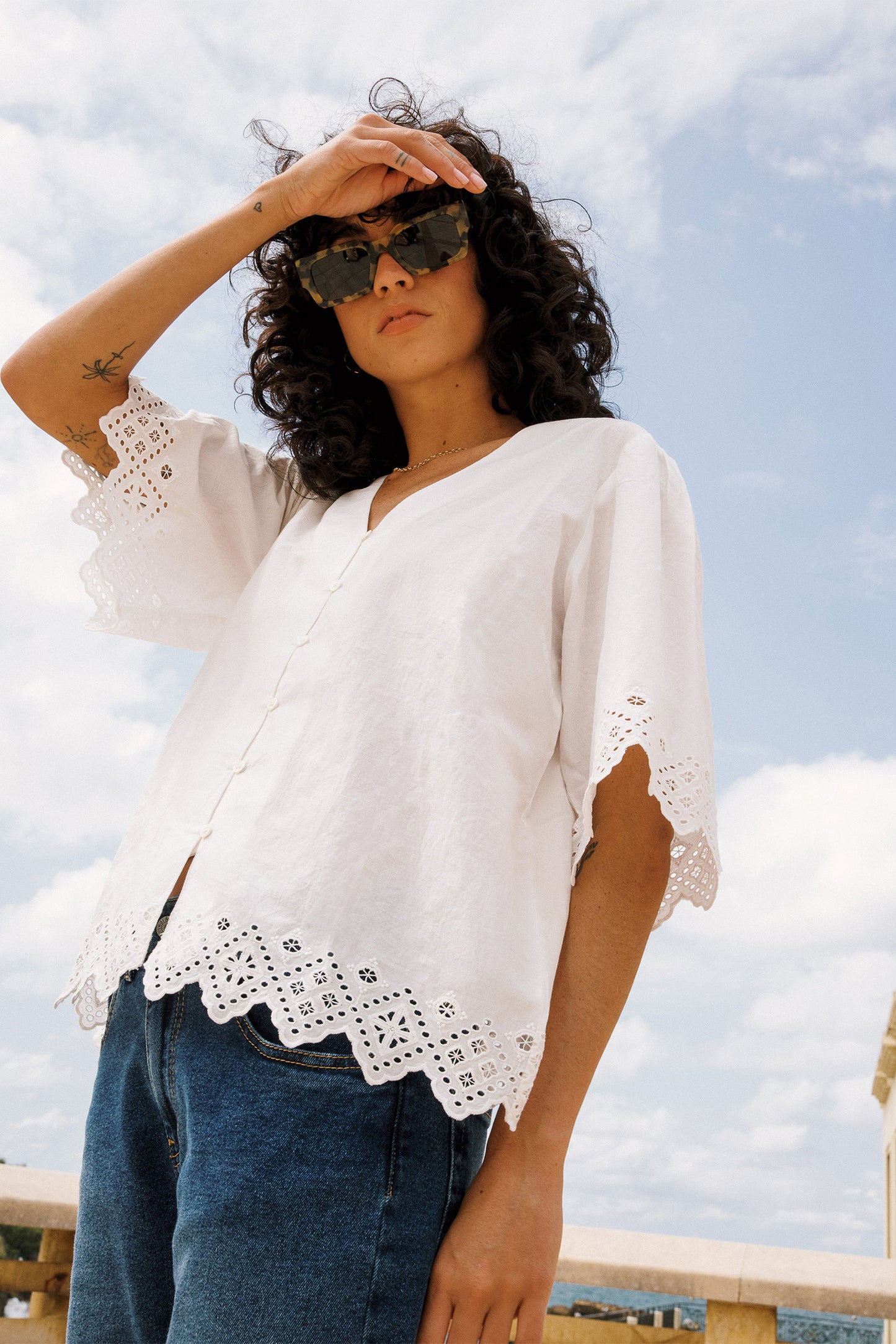 CHEMISE BRODÉE À DÉCOUPES