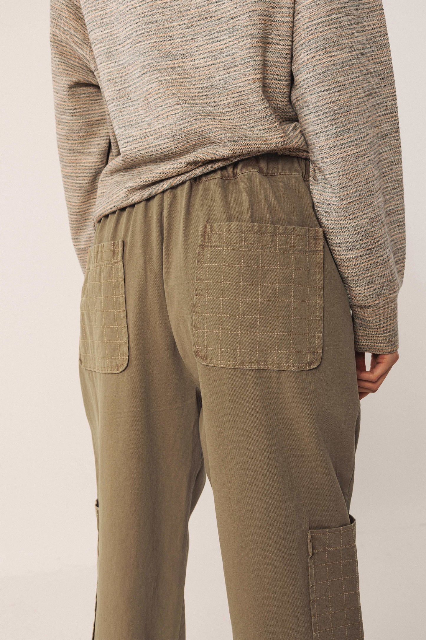PANTALÓN PESPUNTES CUADRO