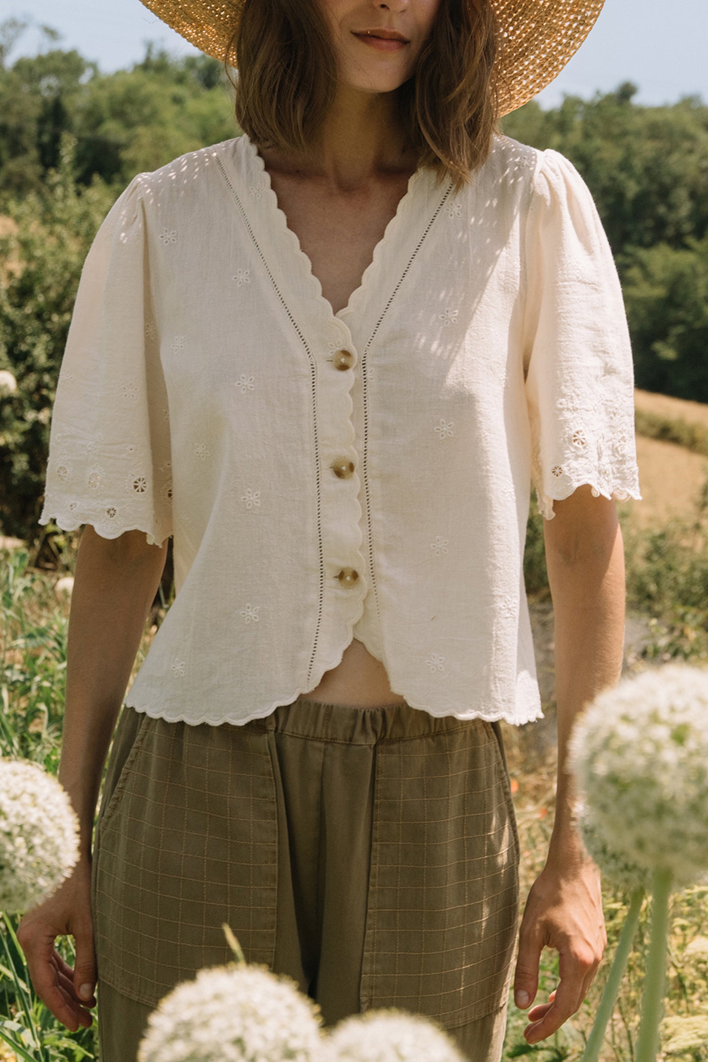 BLOUSE BRODÉE ENCOLURE EN V