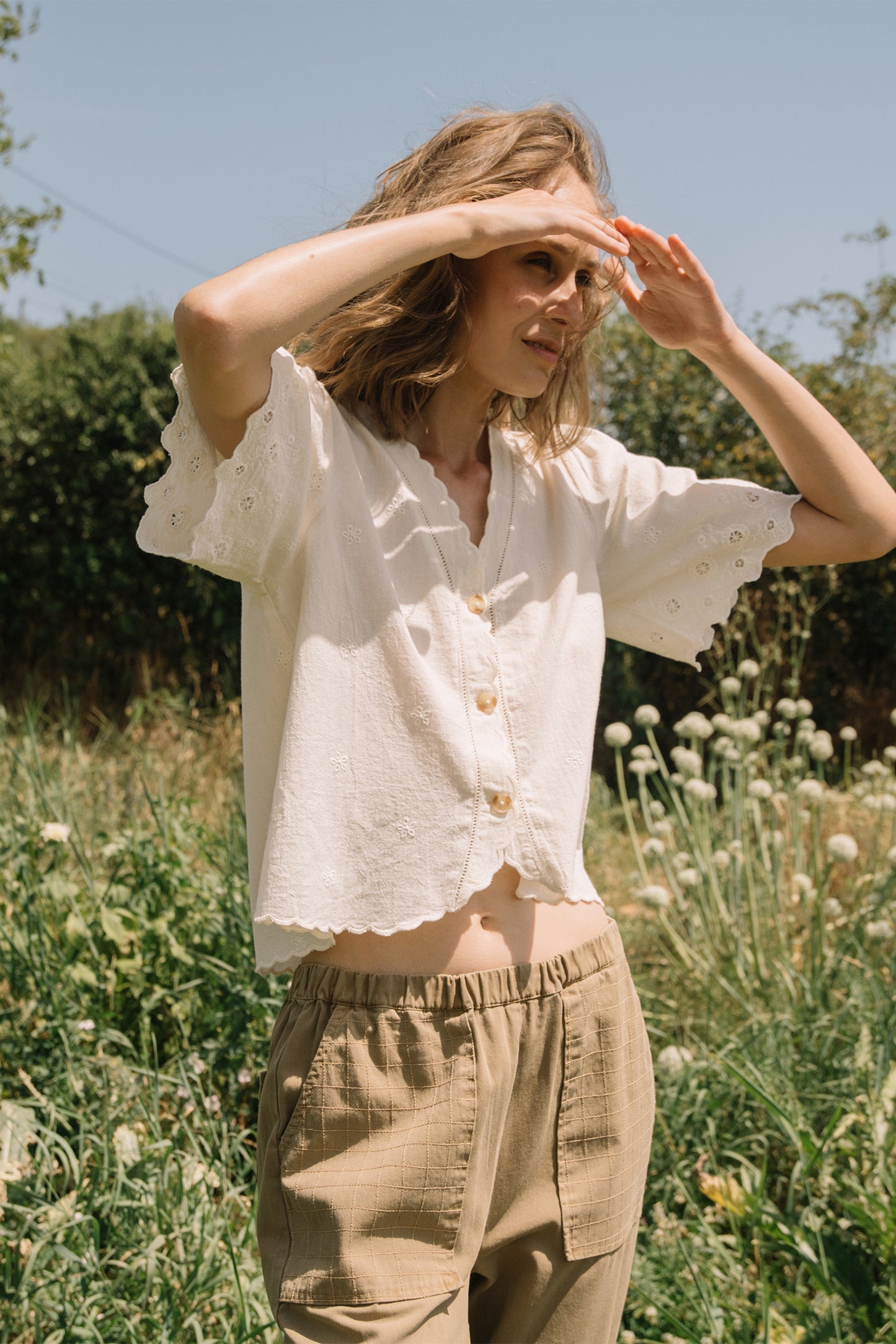 BLOUSE BRODÉE ENCOLURE EN V