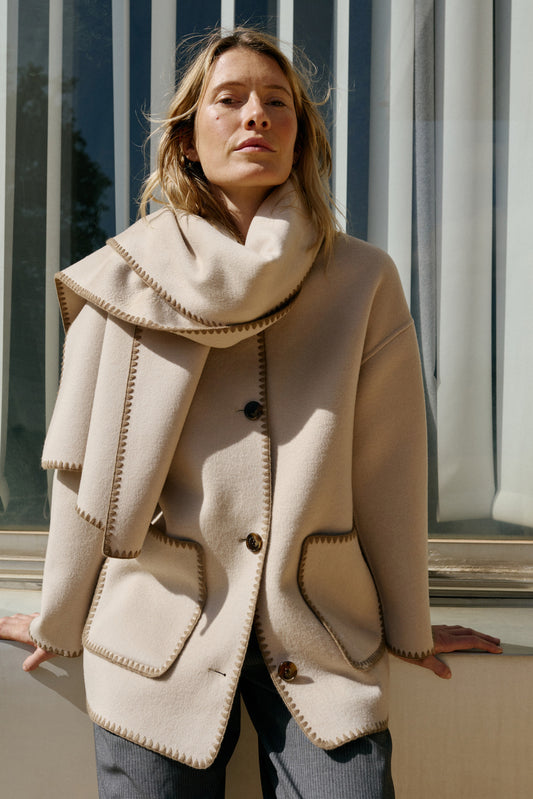 MANTEAU EN LAINE BRODÉ 1