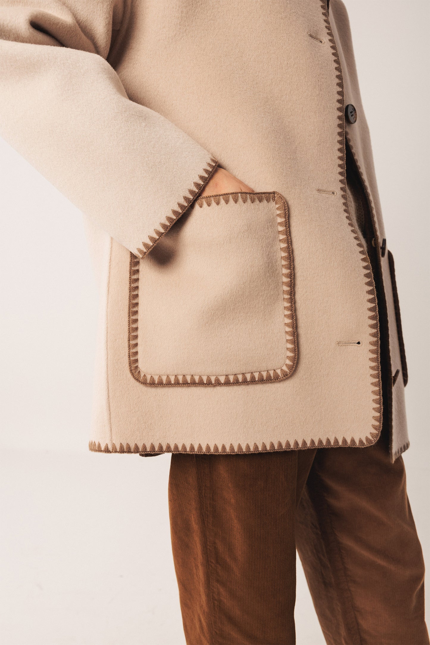 MANTEAU EN LAINE BRODÉ