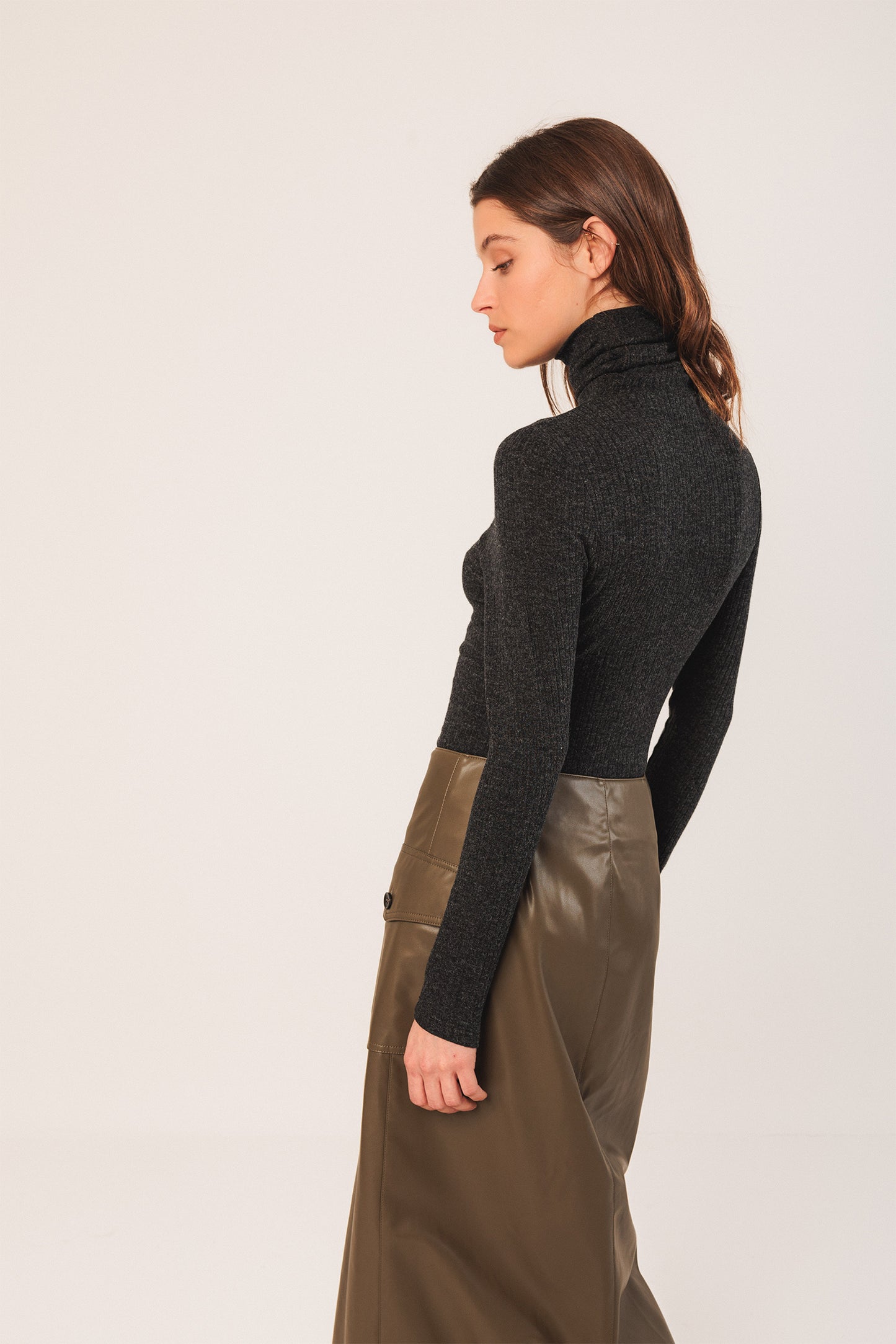 FITTED RIBBED T-SHIRT