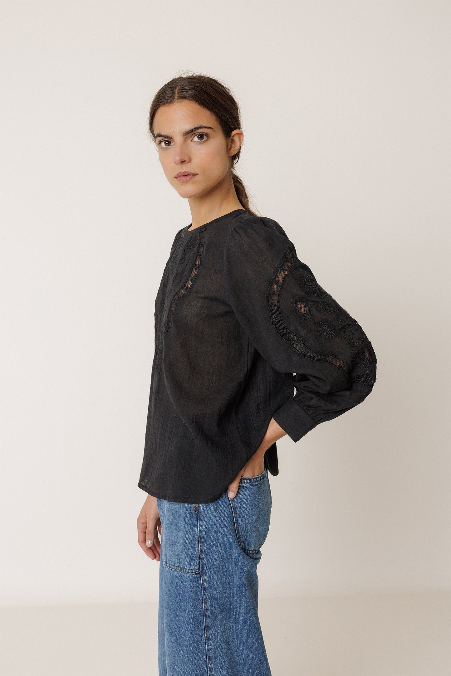 BLOUSE BRODÉE ROMANTIQUE