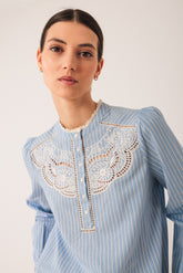 BLOUSE BRODÉE EN POPELINE