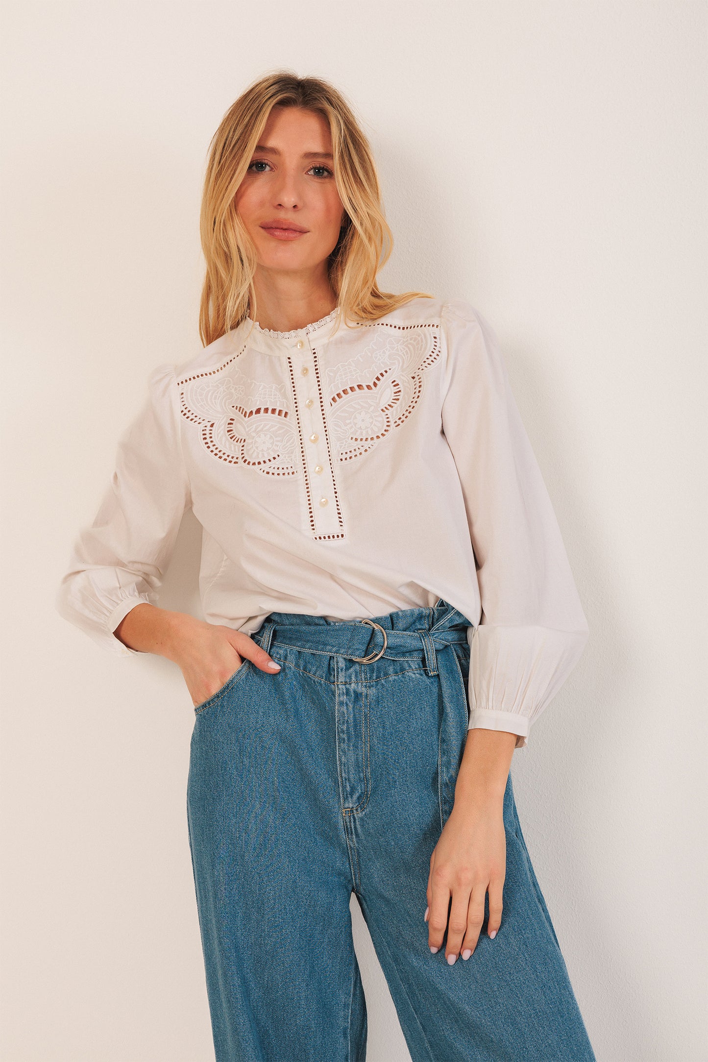 BLOUSE BRODÉE DÉCOUPES