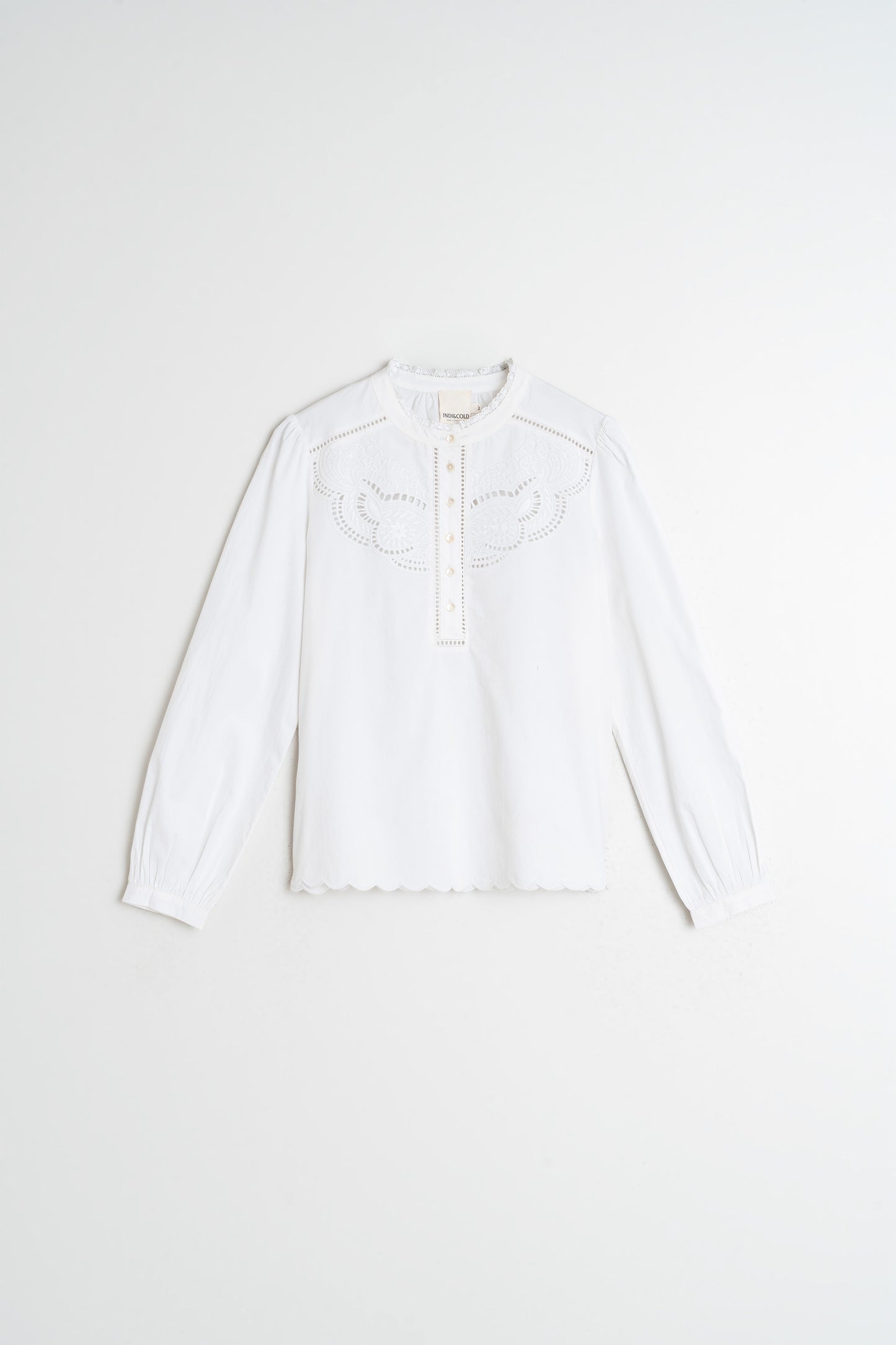 BLOUSE BRODÉE DÉCOUPES