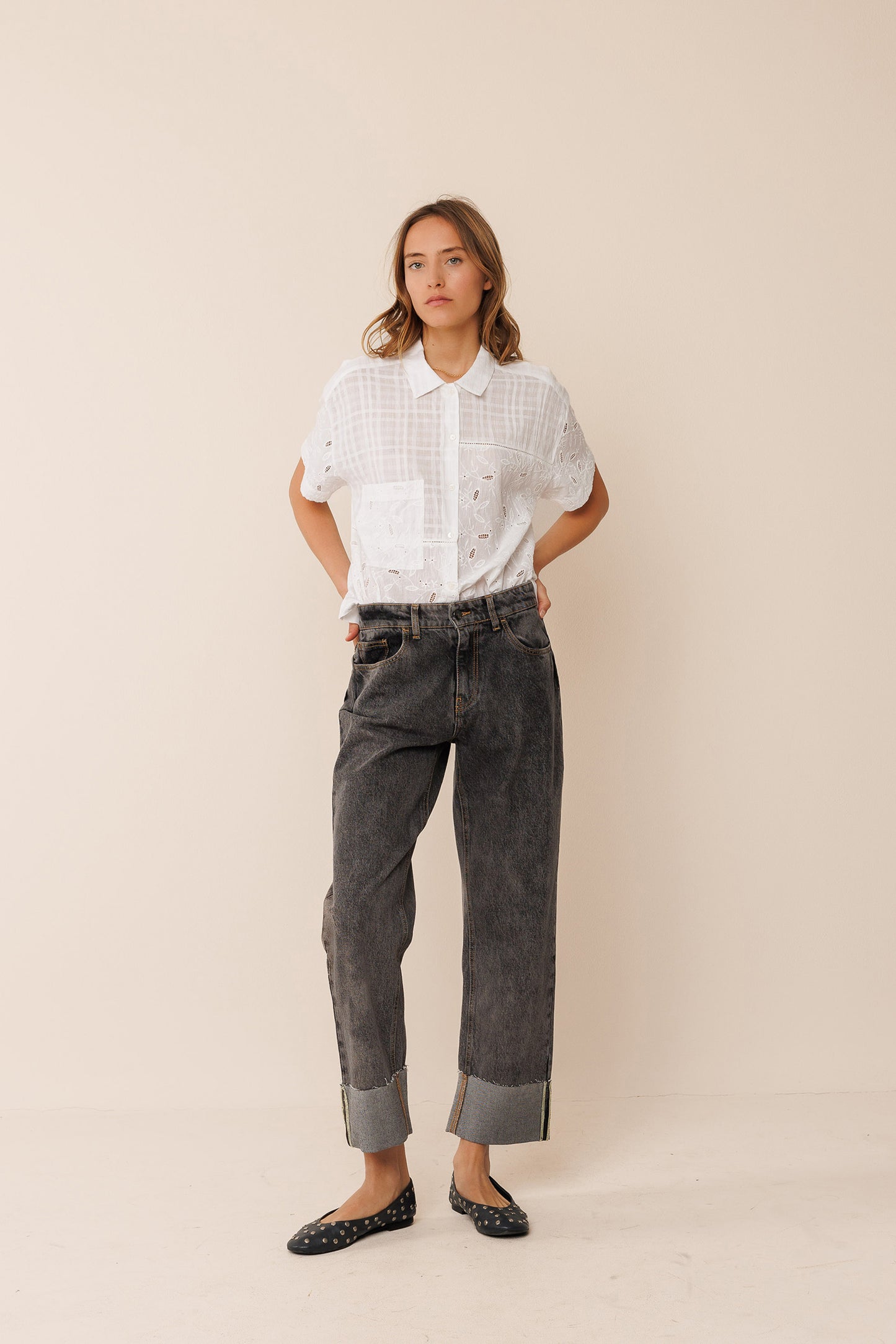 PANTALÓN DENIM VUELTO