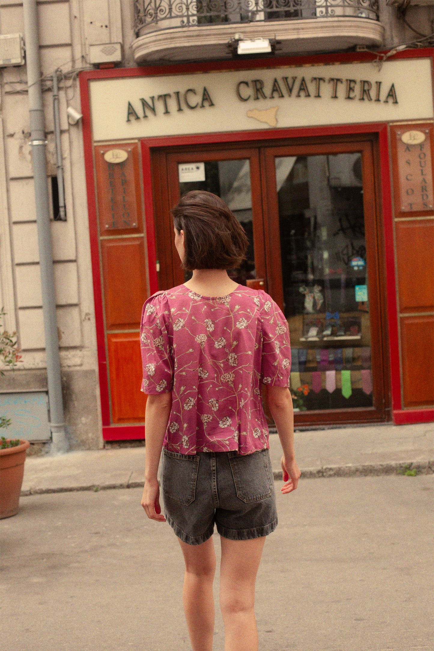 TIE-CLOSURE BLOUSE