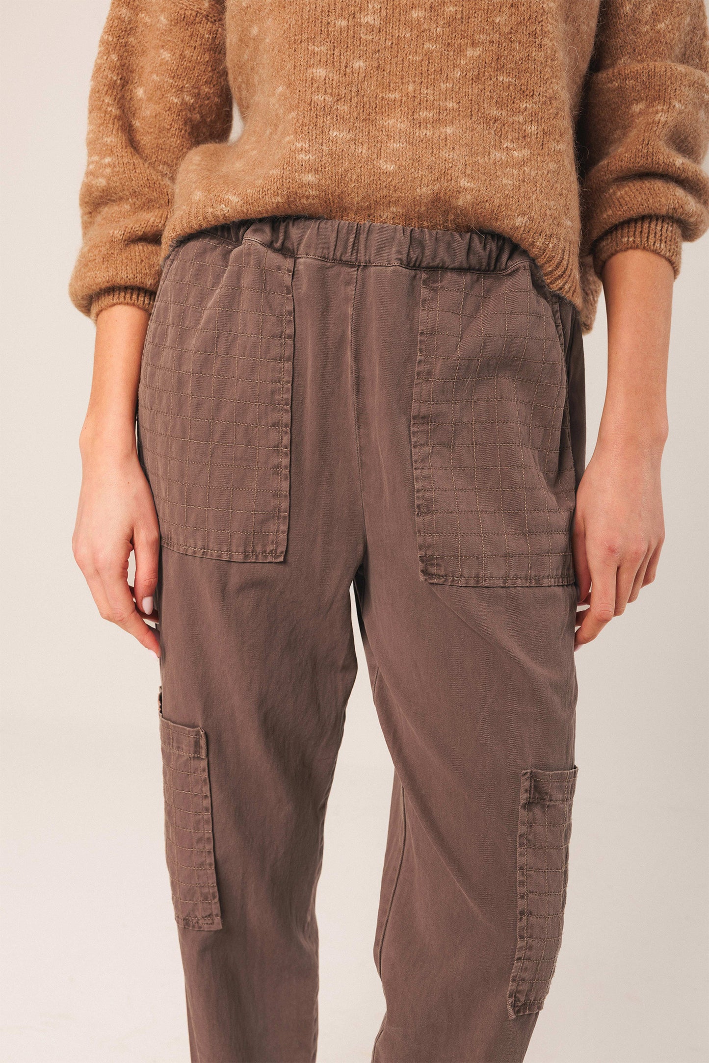PANTALÓN PESPUNTES CUADRO