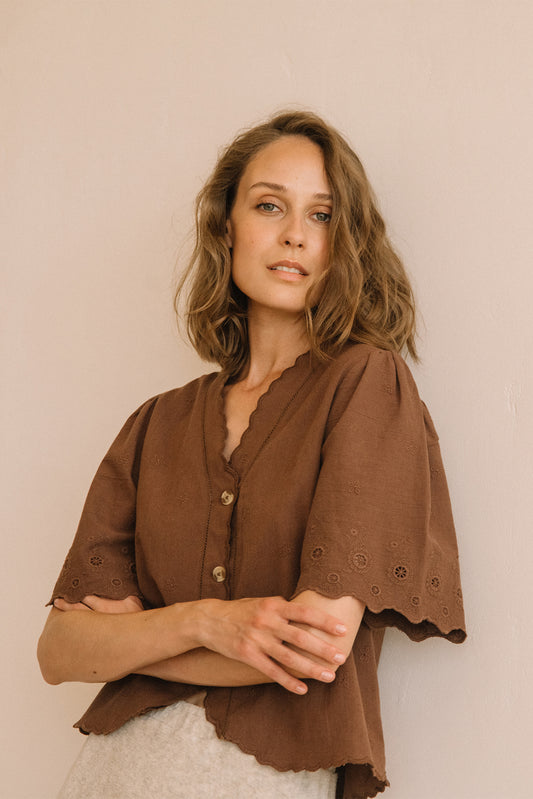 BLUSA BORDADA ESCOTE PICO