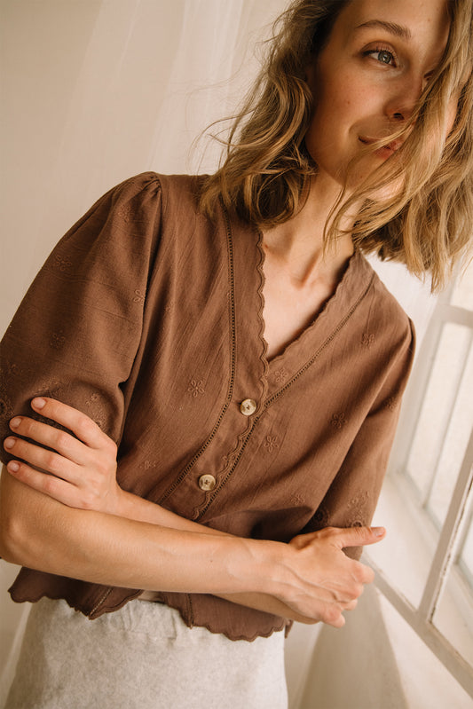 BLUSA BORDADA ESCOTE PICO