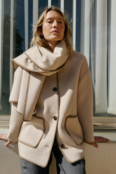 MANTEAU EN LAINE BRODÉ