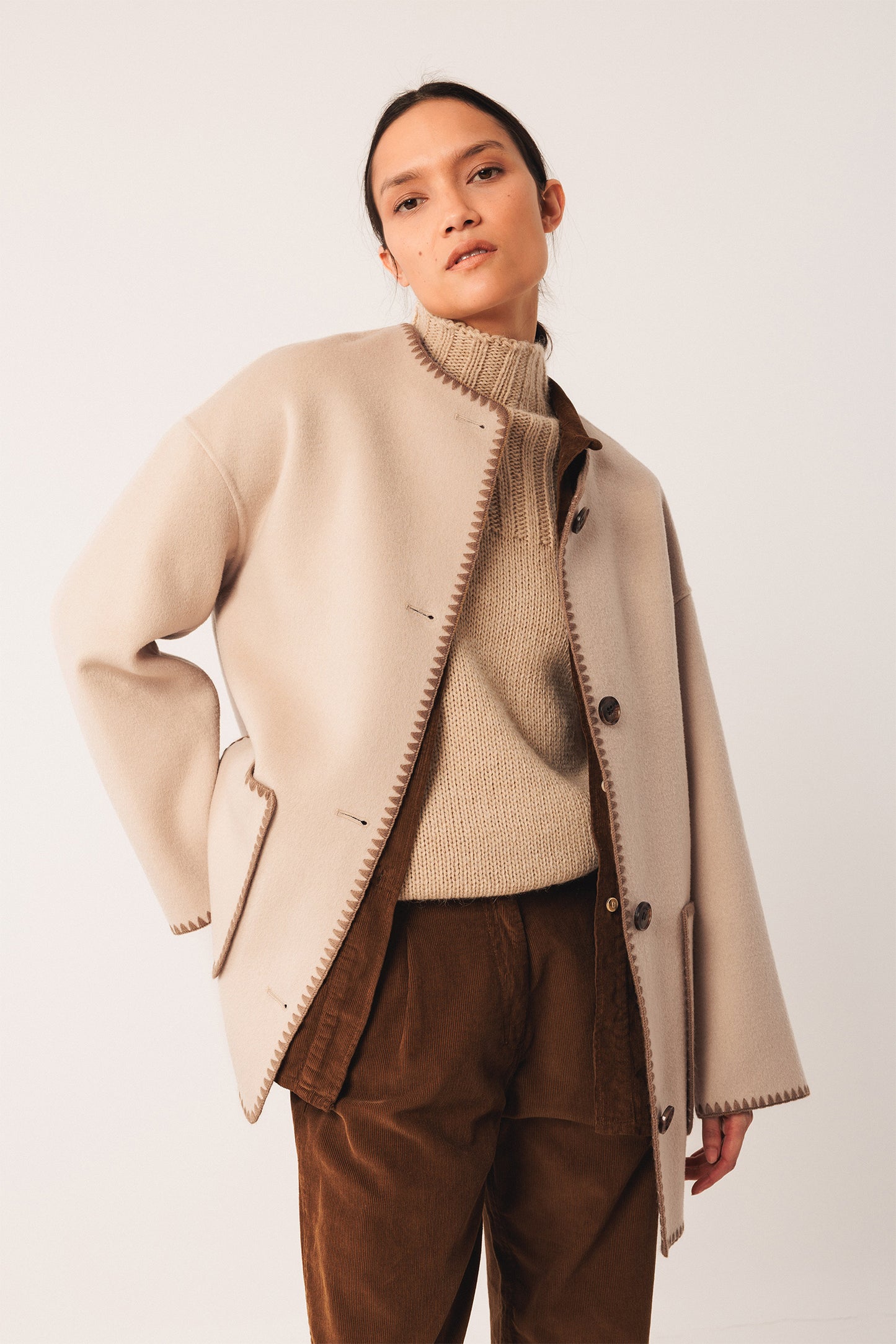 MANTEAU EN LAINE BRODÉ