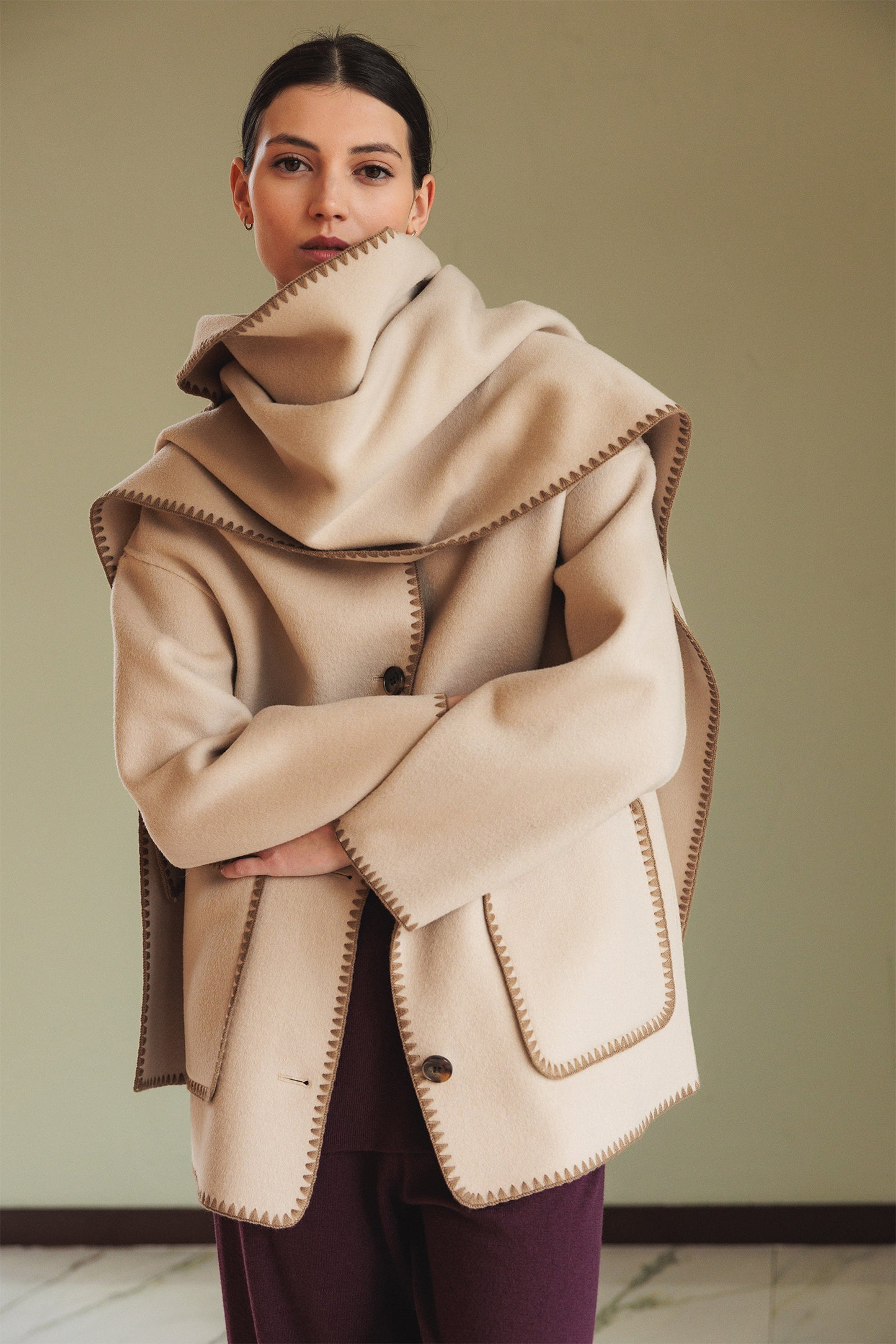 MANTEAU EN LAINE BRODÉ