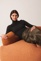 FITTED RIBBED T-SHIRT