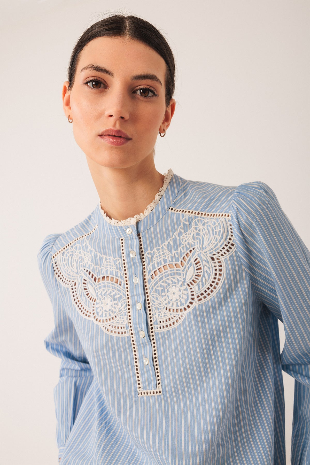 BLOUSE BRODÉE EN POPELINE