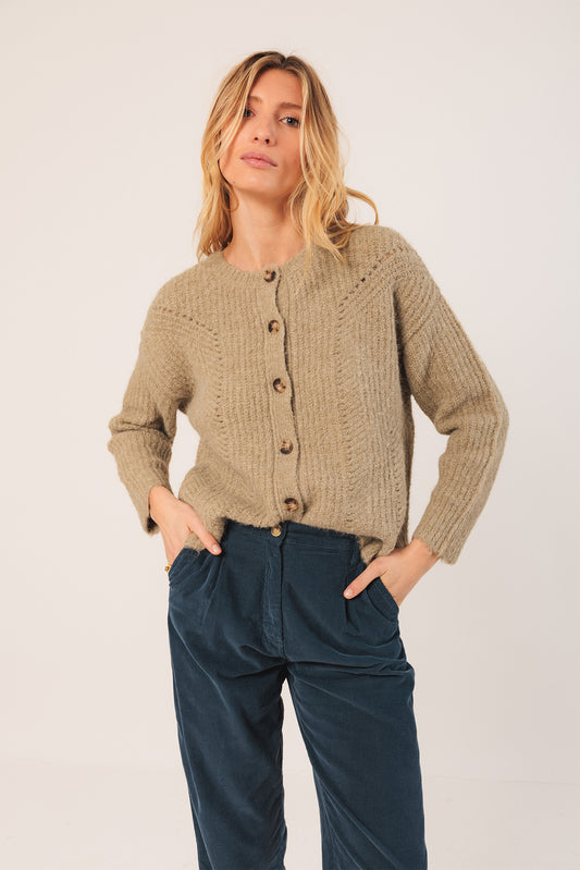 CHAQUETA  CON DETALLES DESAGUJADOS