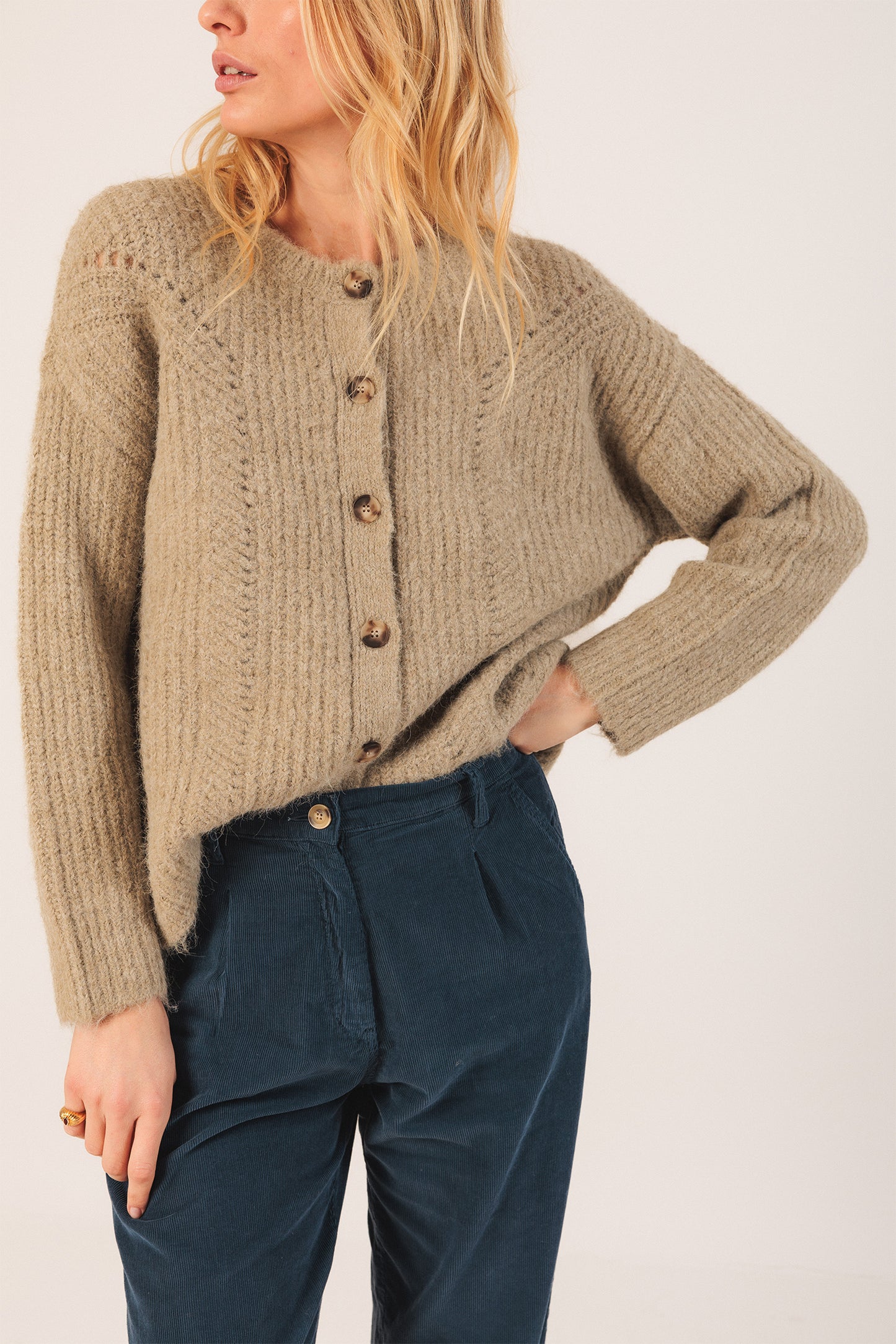 CHAQUETA  CON DETALLES DESAGUJADOS