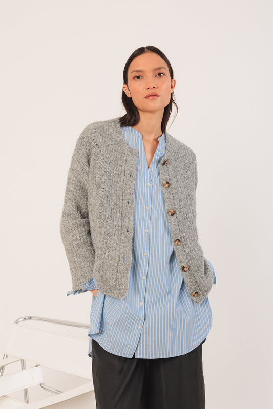 CHAQUETA  CON DETALLES DESAGUJADOS