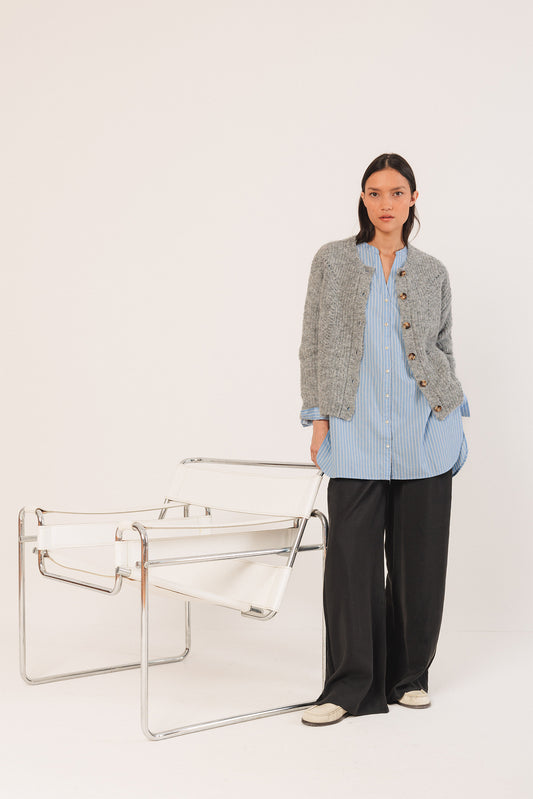 CHAQUETA  CON DETALLES DESAGUJADOS