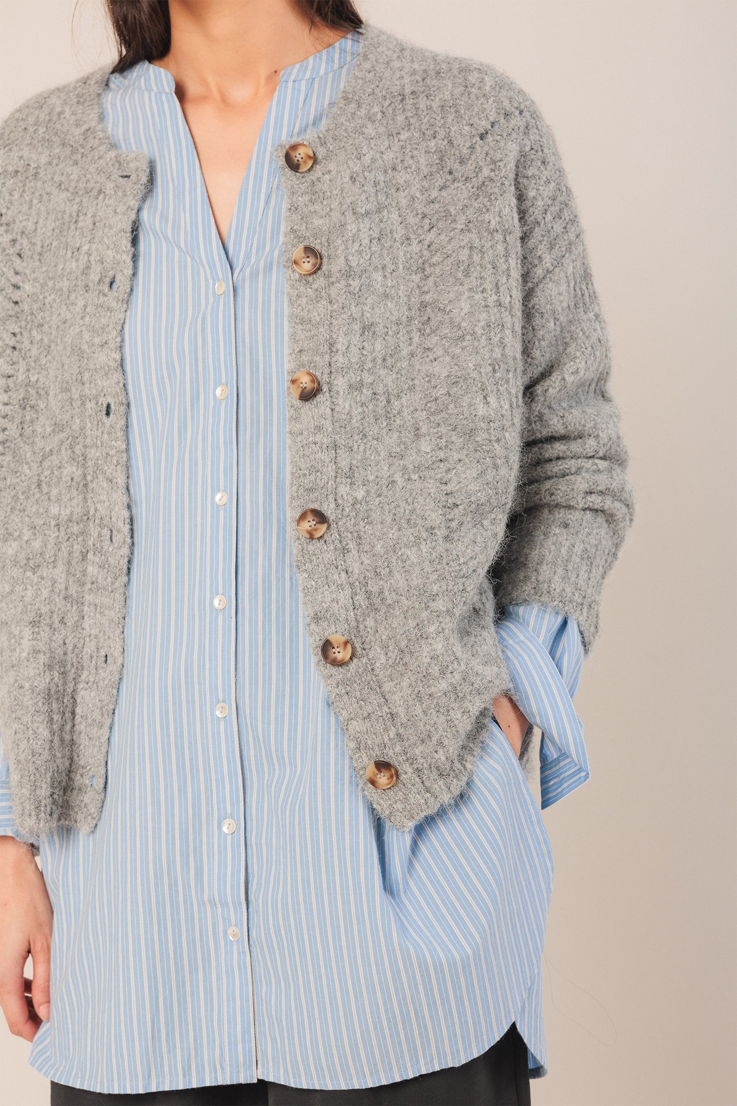 CHAQUETA  CON DETALLES DESAGUJADOS