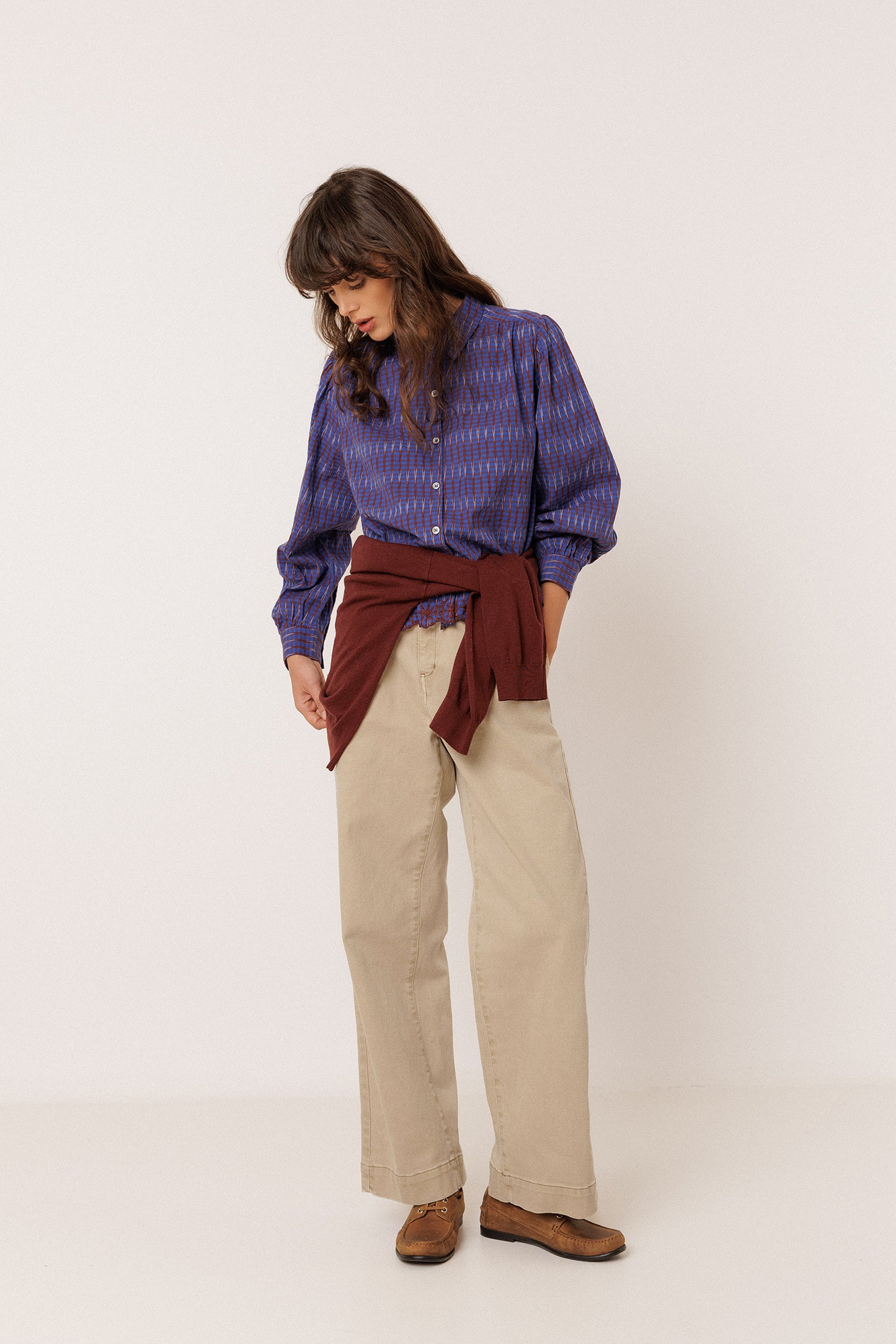 CONTRAST-EMBROIDERY SHIRT