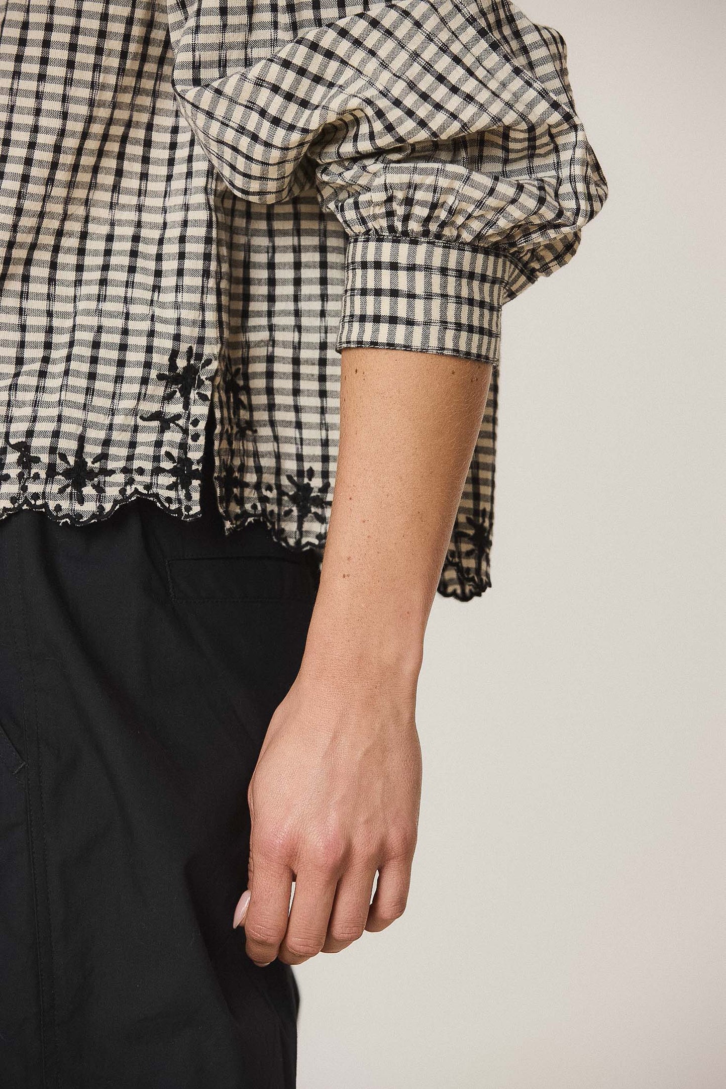 CAMISA BORDADOS CONTRASTE