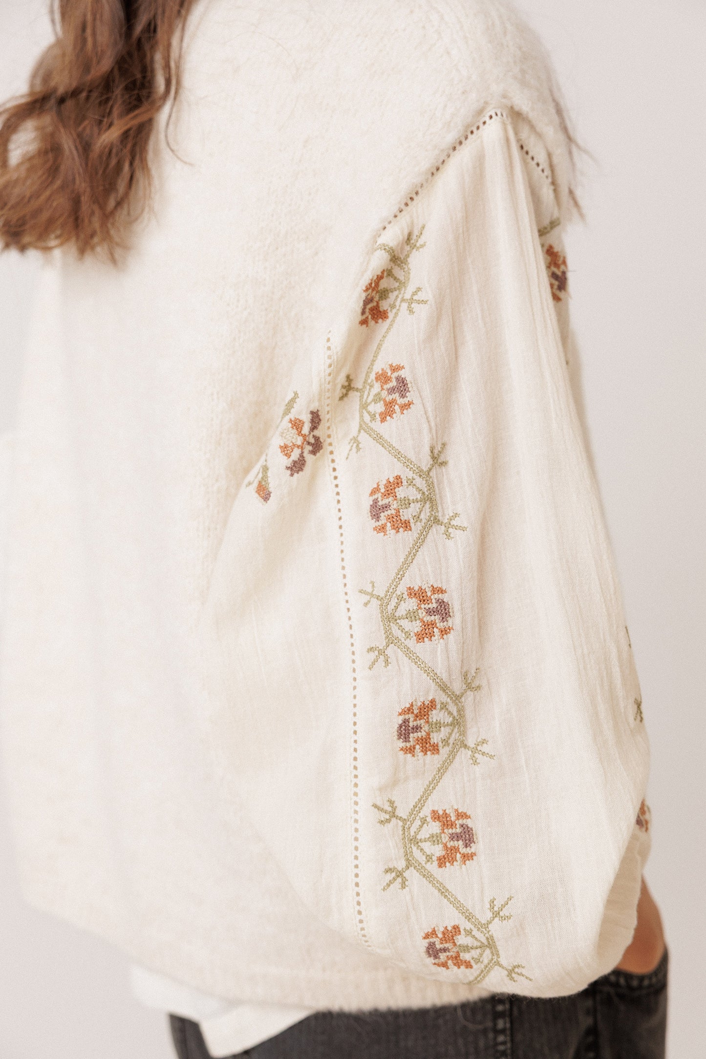 VOLUMINOUS EMBROIDERED SHIRT