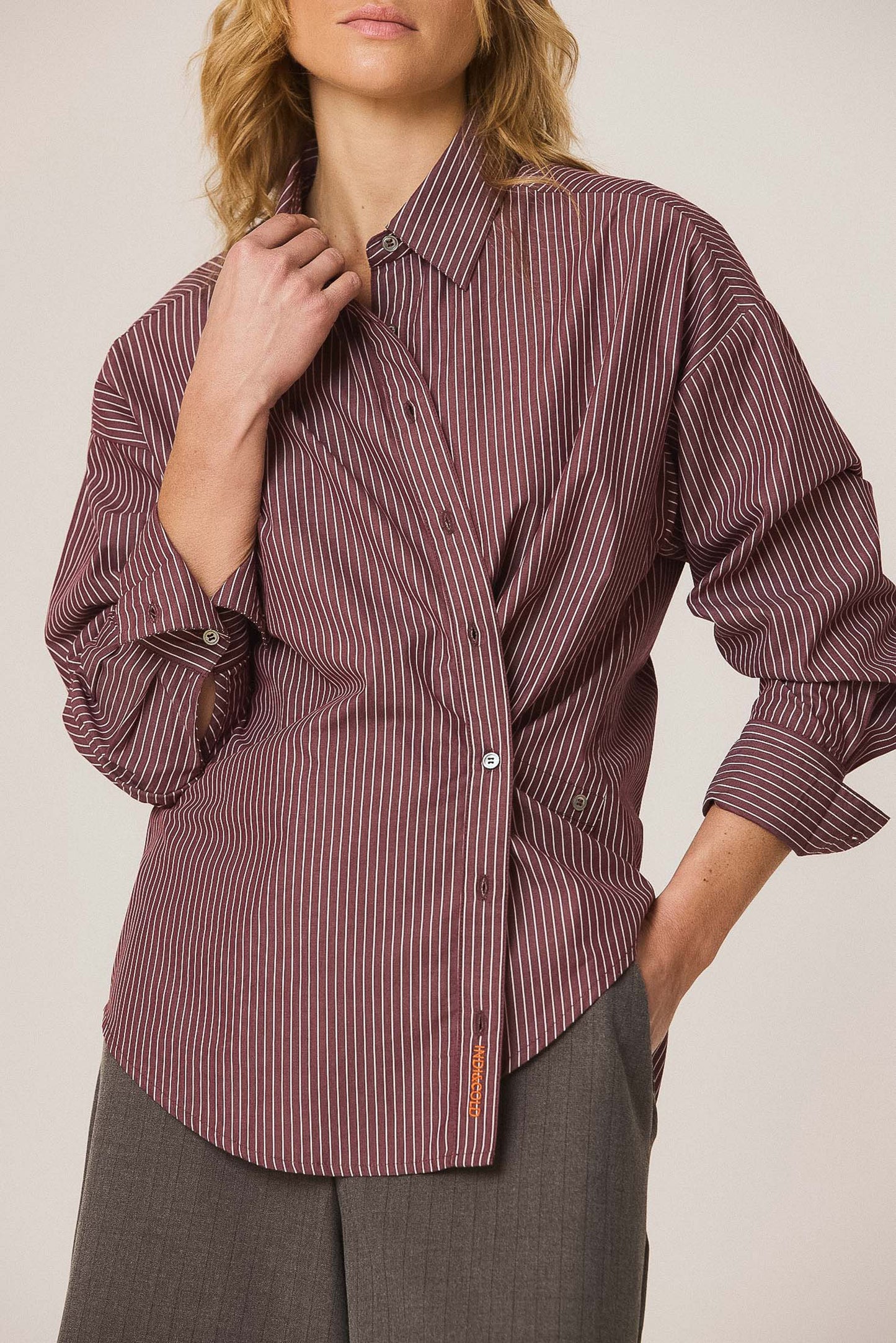 CAMISA RAYA MASCULINA MULTIPOSICIÓN