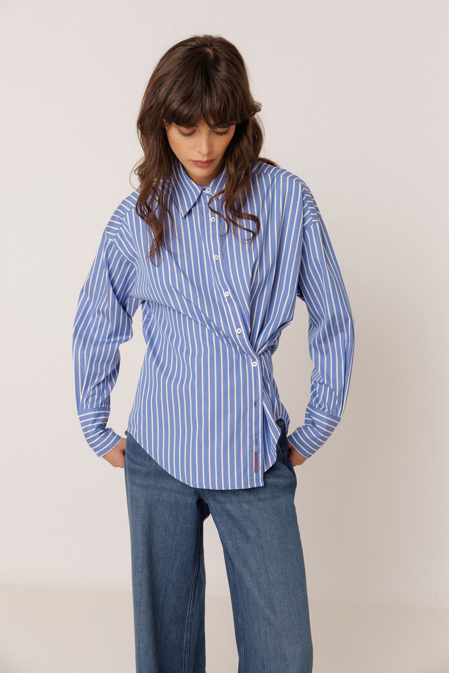 CAMISA RAYA MASCULINA MULTIPOSICIÓN