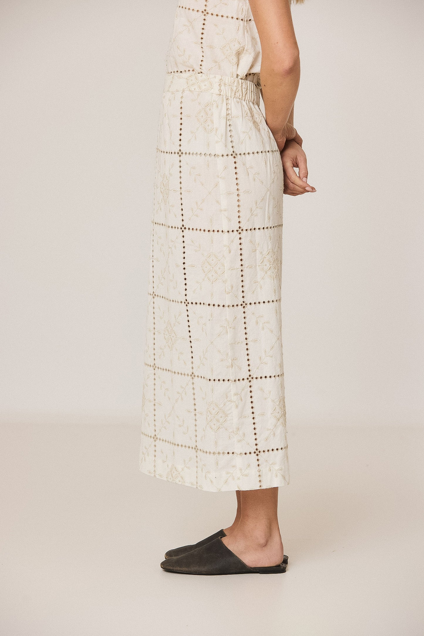 PERFORATED-EMBROIDERY PENCIL SKIRT