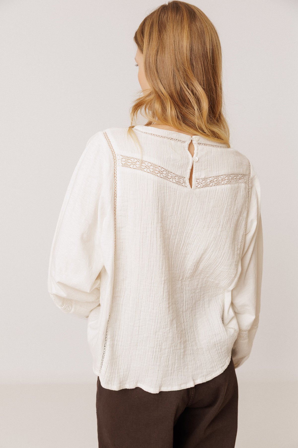 BLUSA COMBINADA BORDADO A CONTRASTE