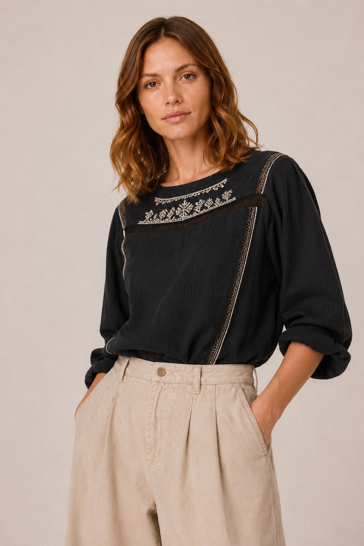 BLUSA COMBINADA BORDADO A CONTRASTE