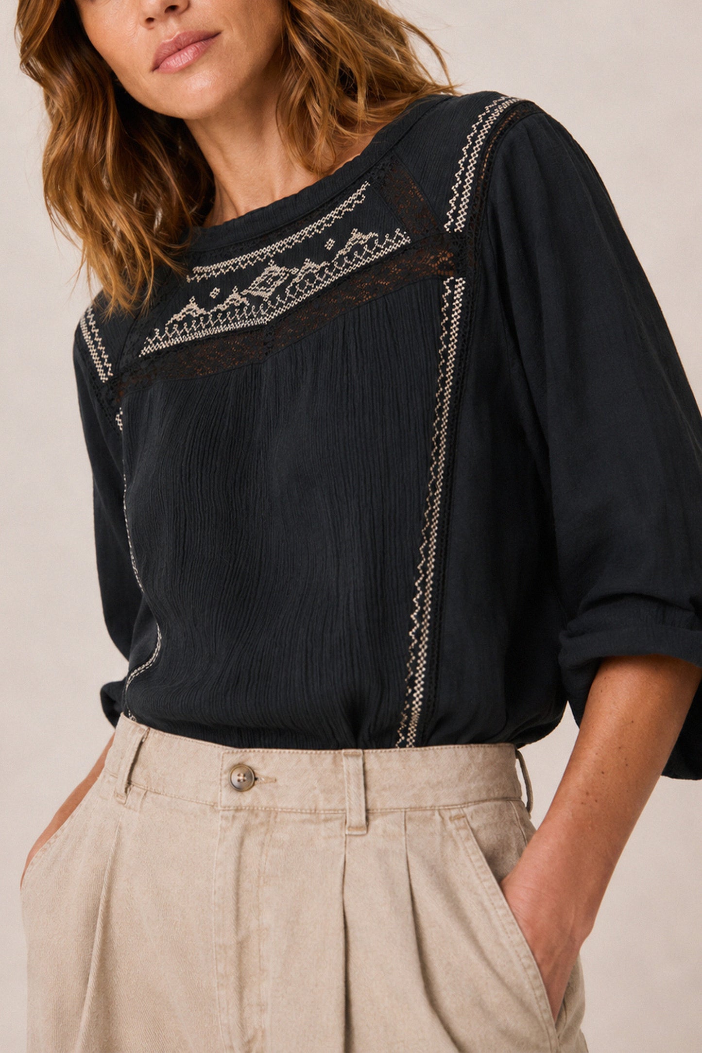 BLUSA COMBINADA BORDADO A CONTRASTE