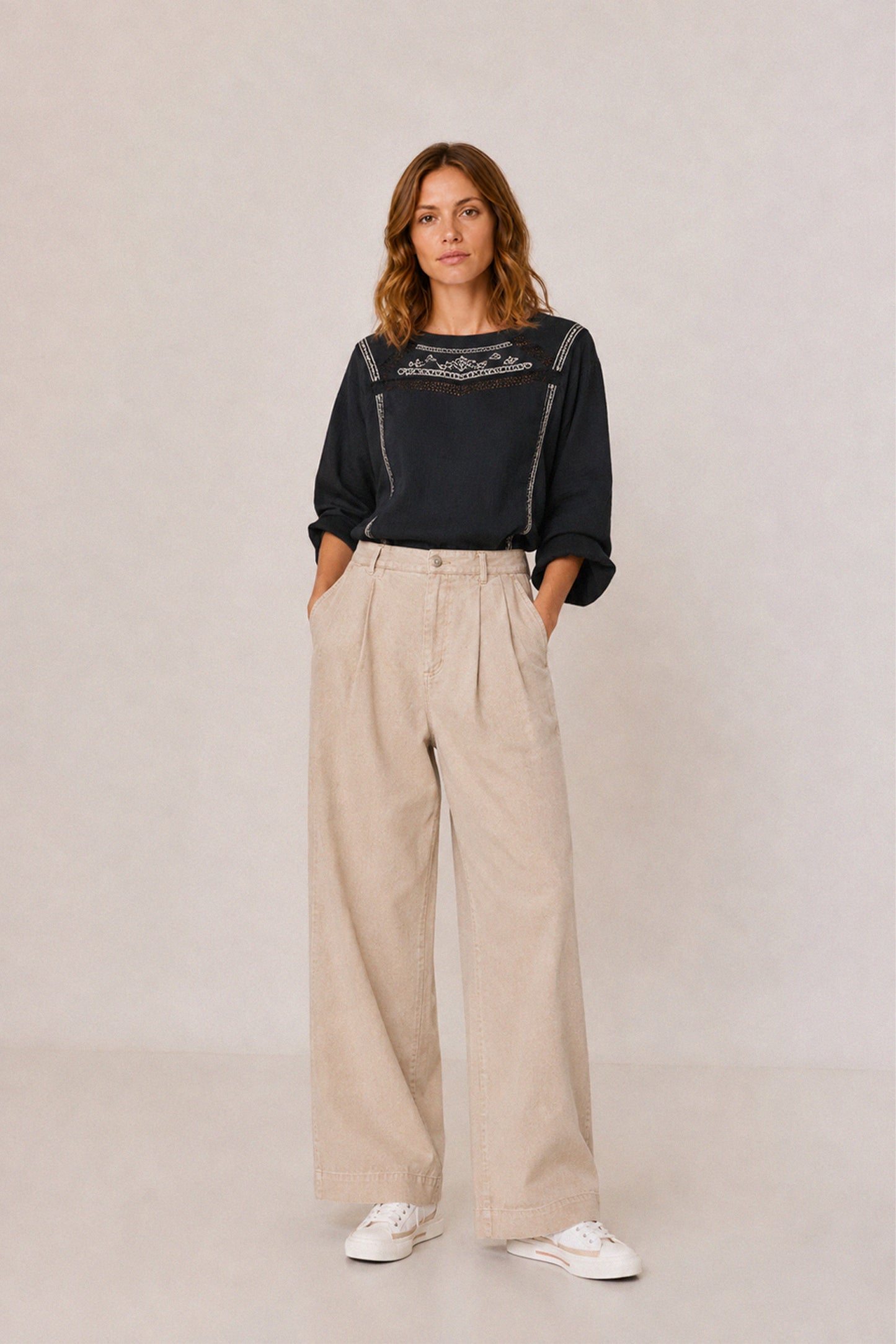 BLUSA COMBINADA BORDADO A CONTRASTE