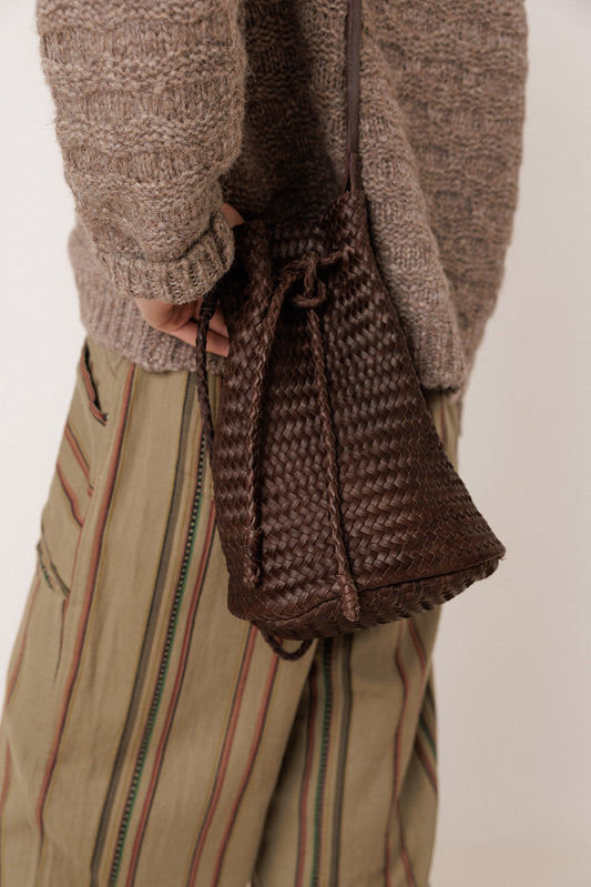 BOLSO BUCKET DE PIEL TRENZADA 3