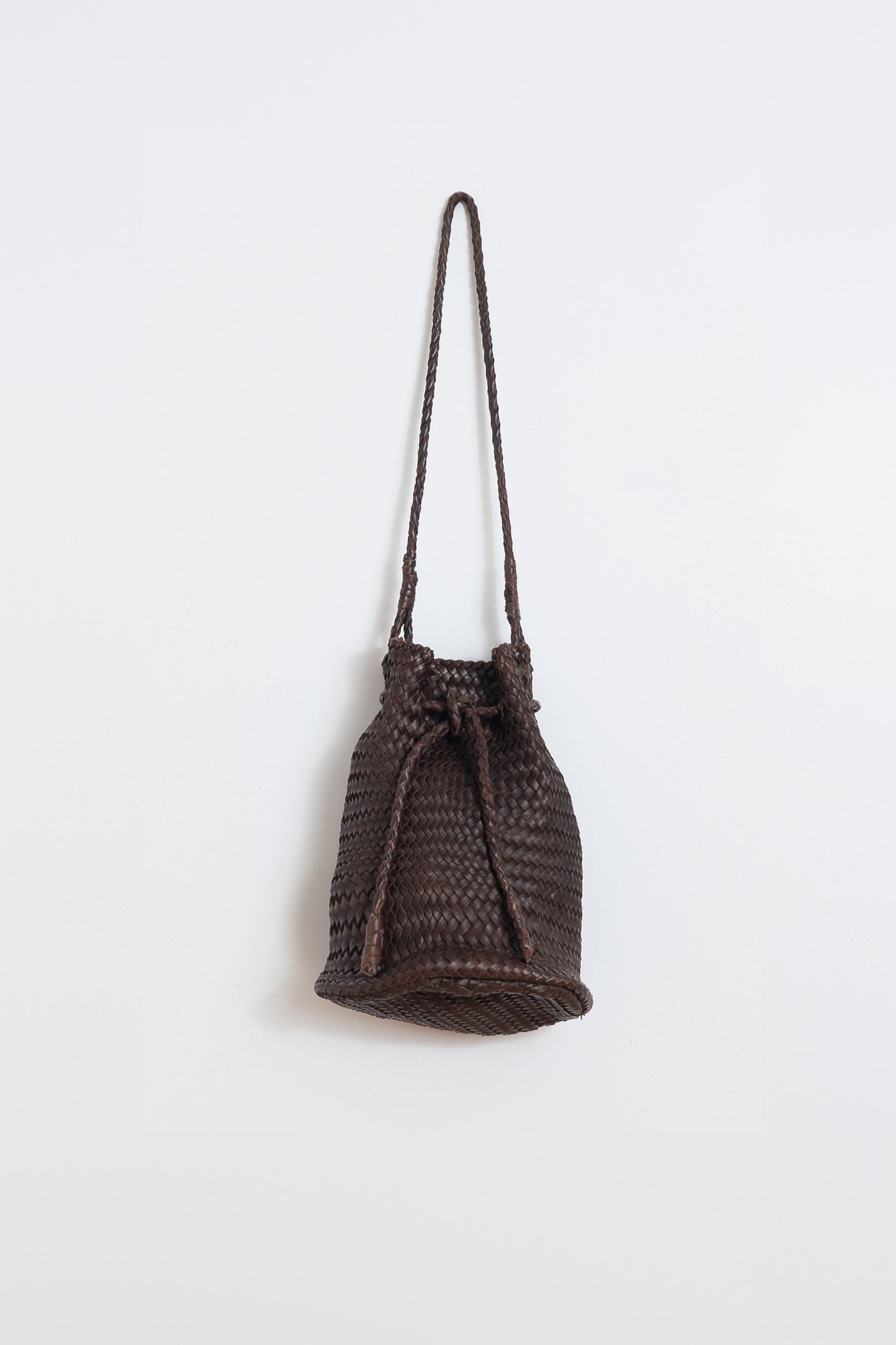 BOLSO BUCKET DE PIEL TRENZADA