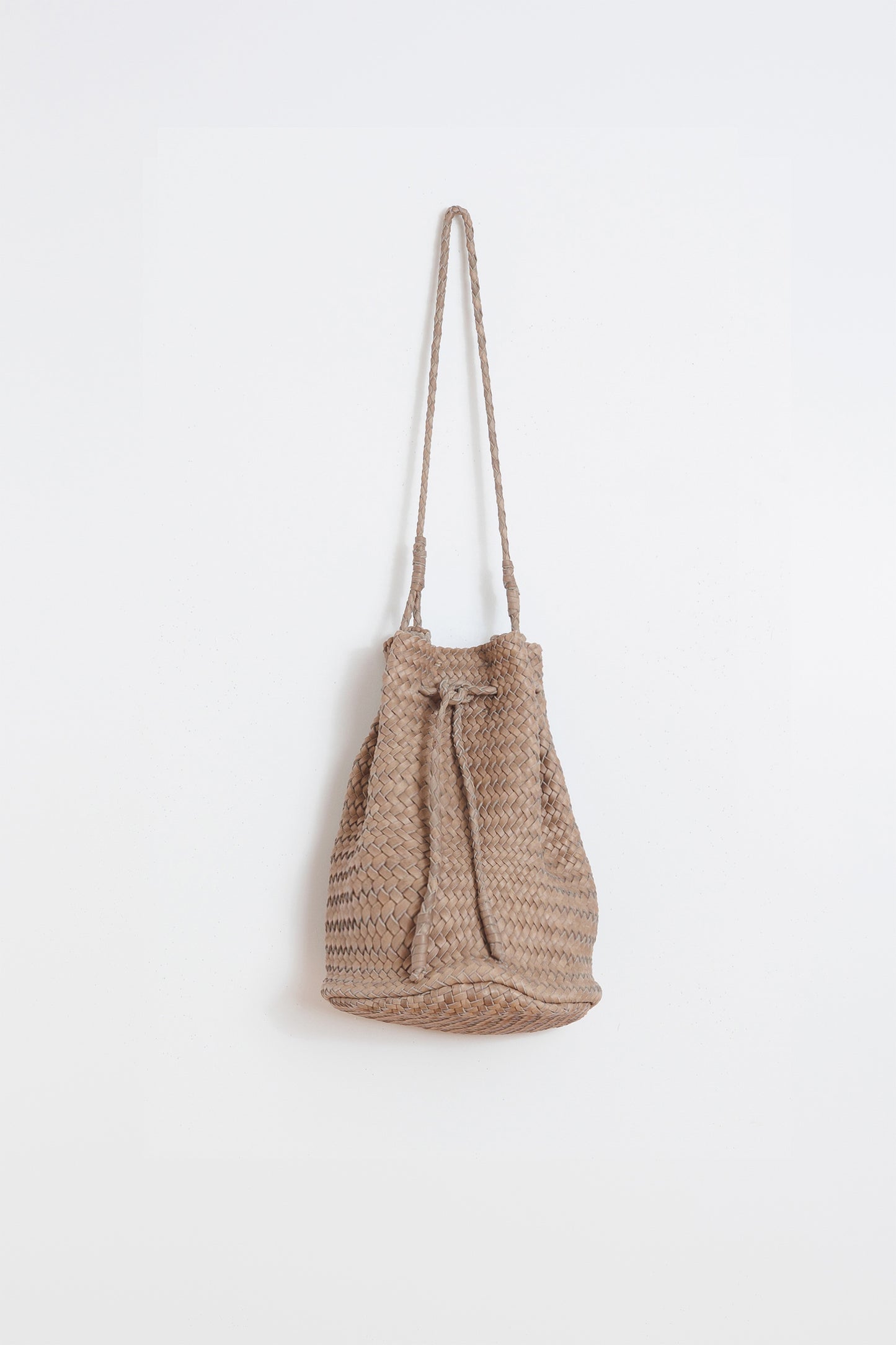 BOLSO BUCKET DE PIEL TRENZADA