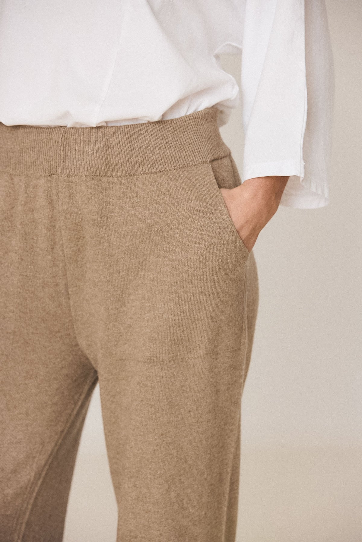 PANTALÓN CROP CON CASHMERE