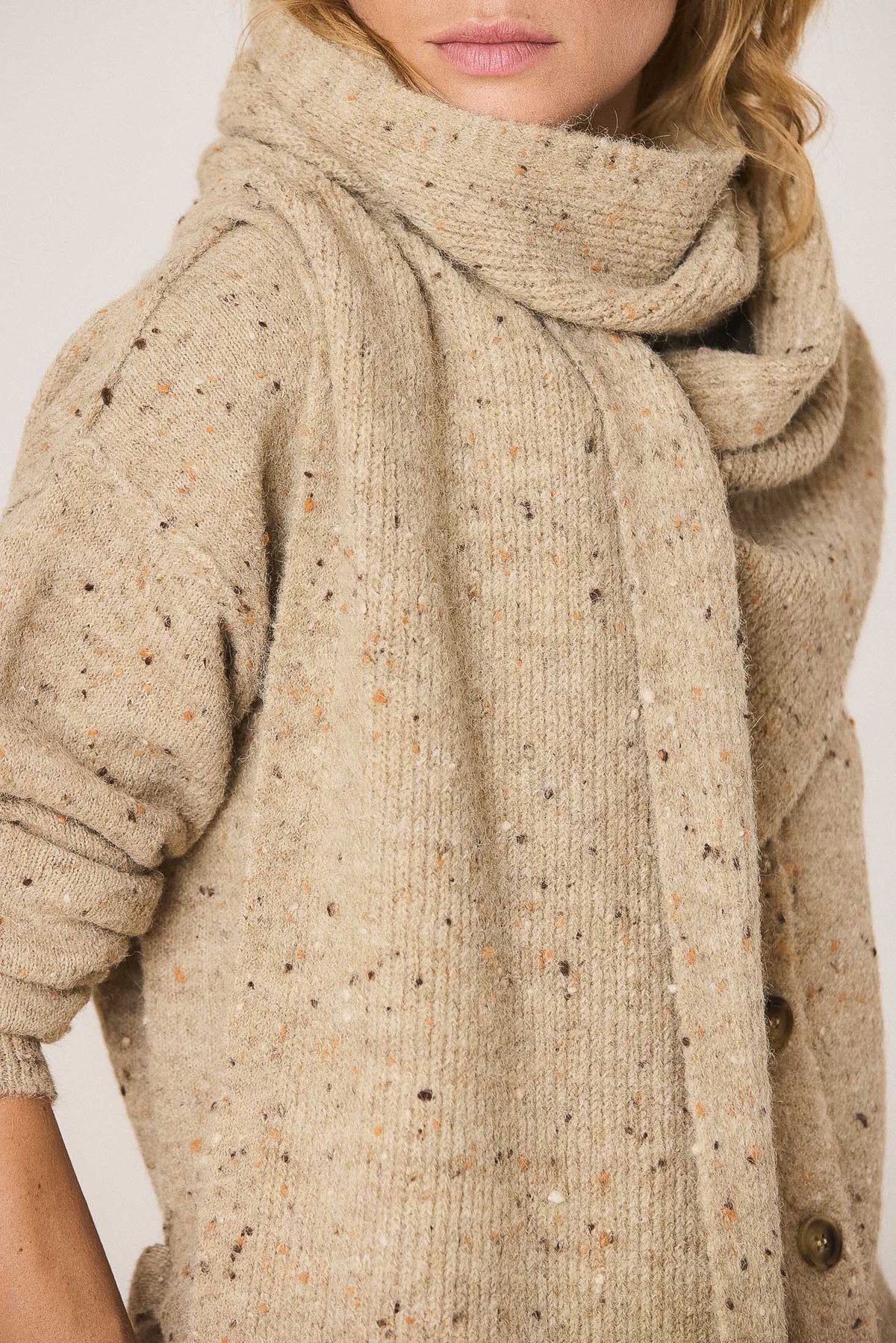 KNITTED NEPS SCARF