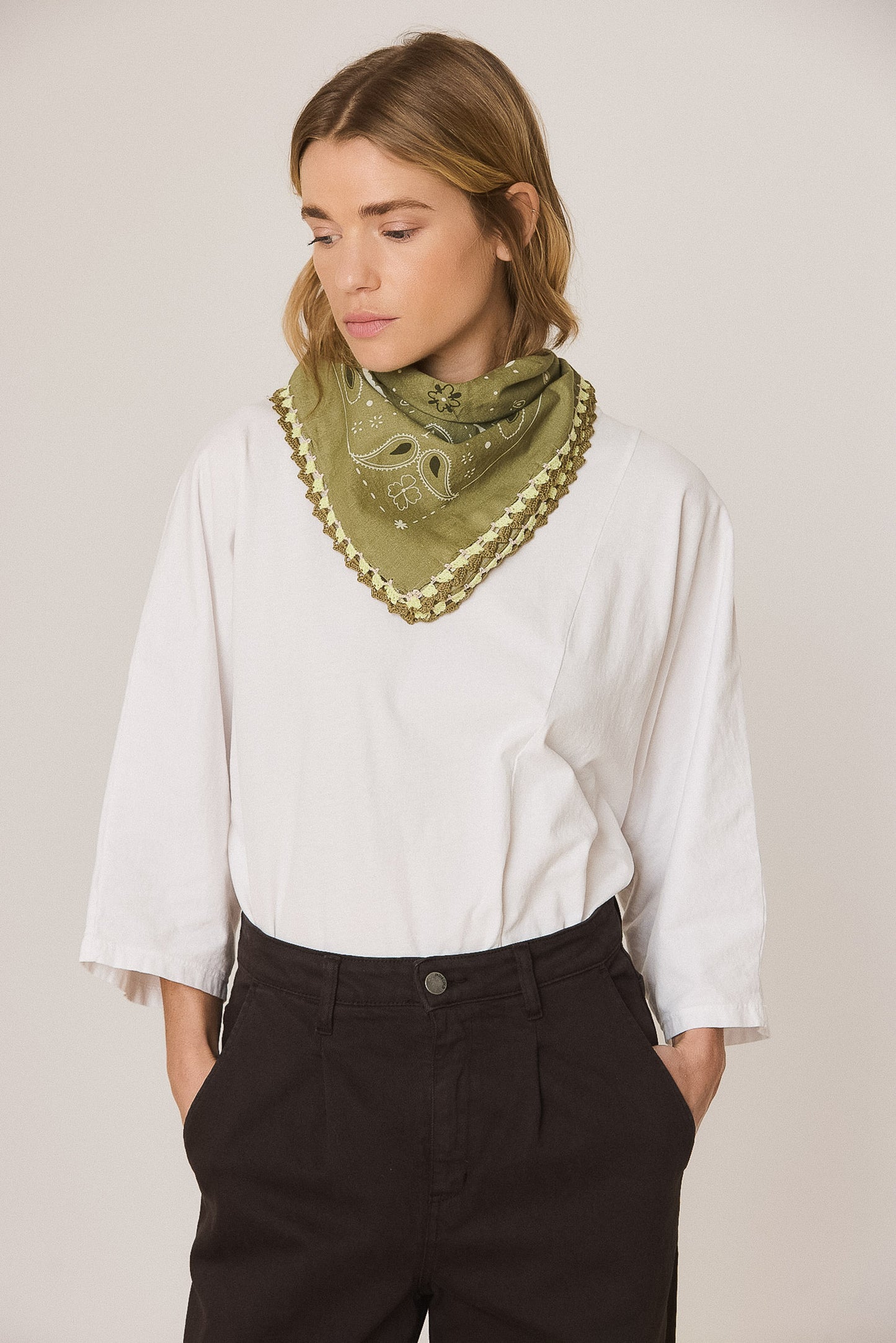 BANDANA CON REMATES CROCHET