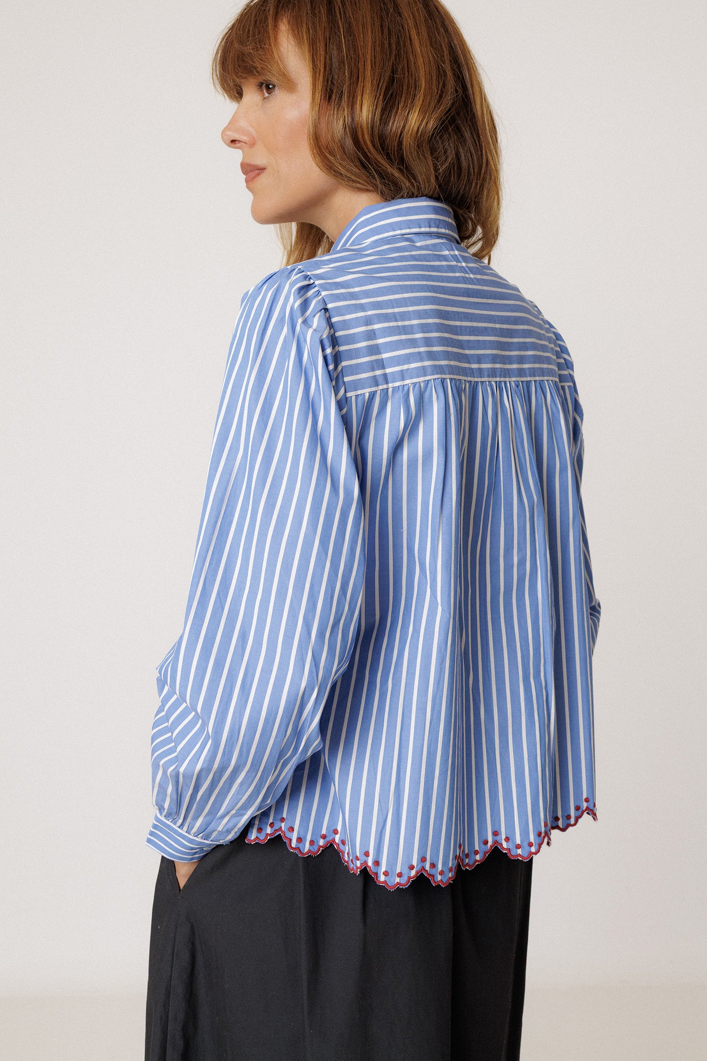 CHEMISE À RAYURES À OURLET FESTONNÉ