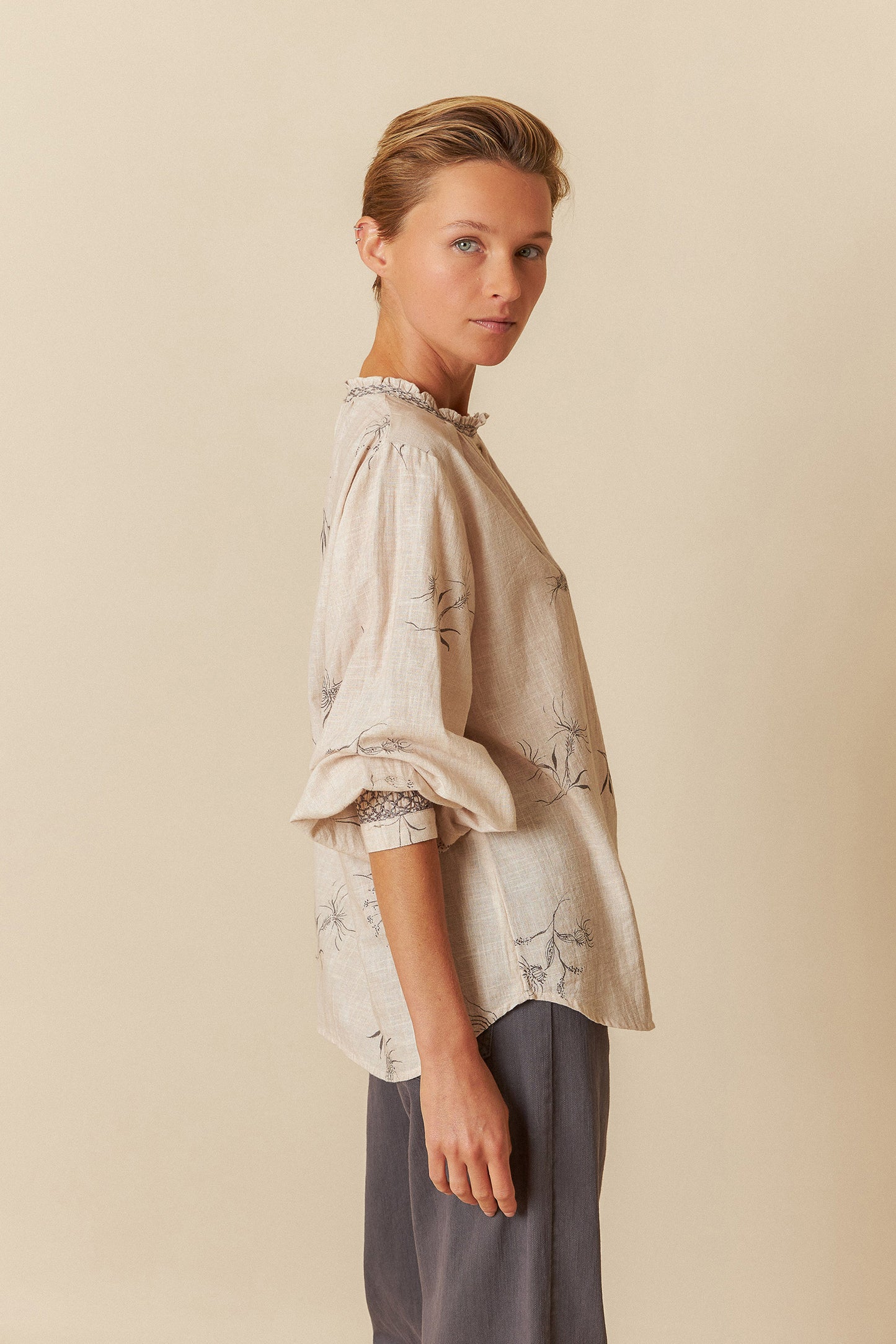 [CL] FLOWER PRINT SHIRT WITH FEATHER DETAILS