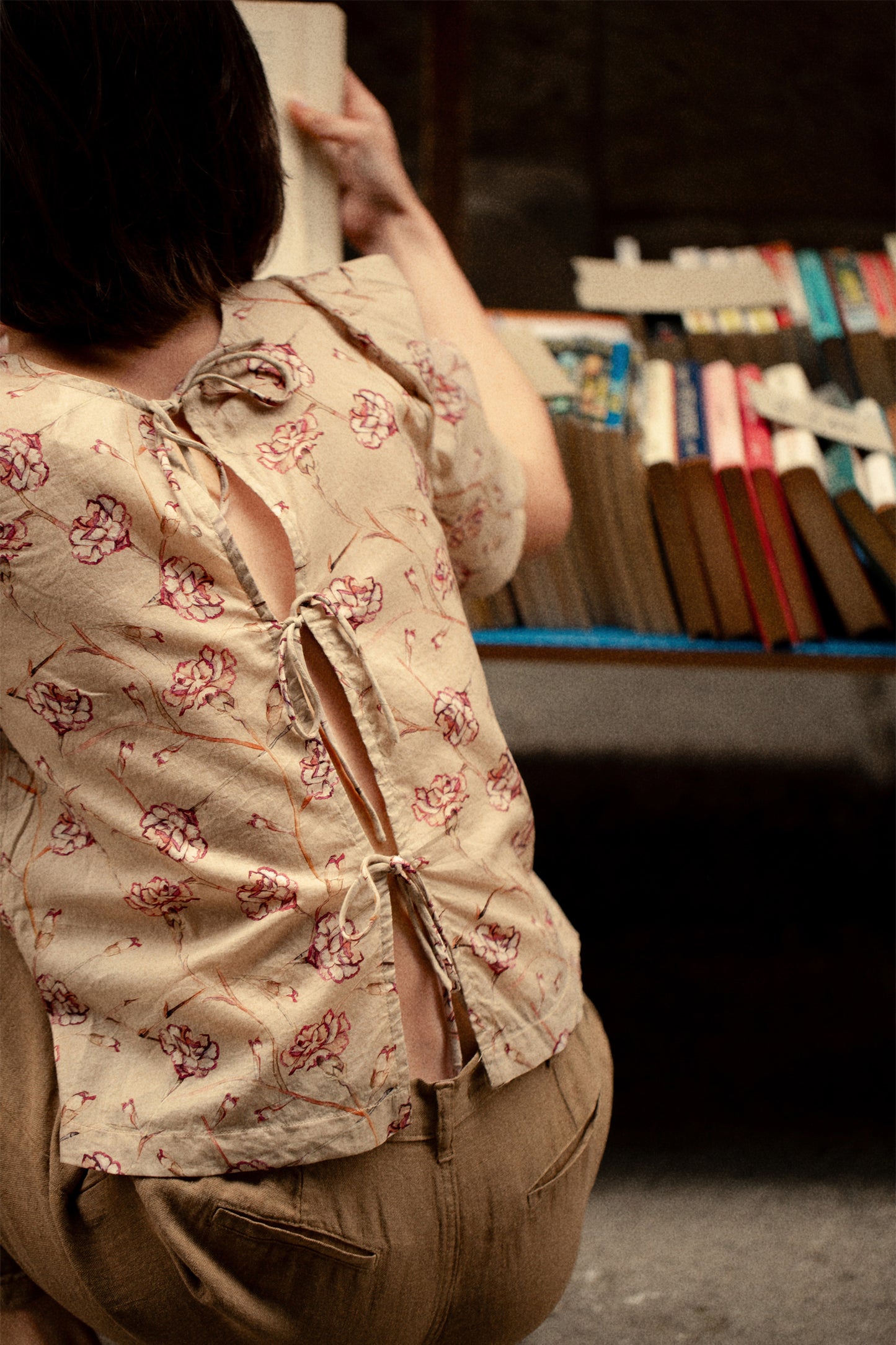 TIE-CLOSURE BLOUSE