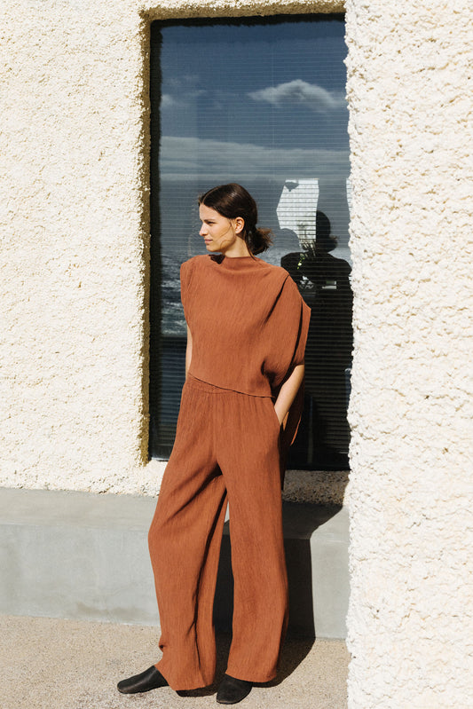 PANTALÓN ENGOMADO CON TEXTURA