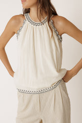 CONTRAST-EMBROIDERY TOP