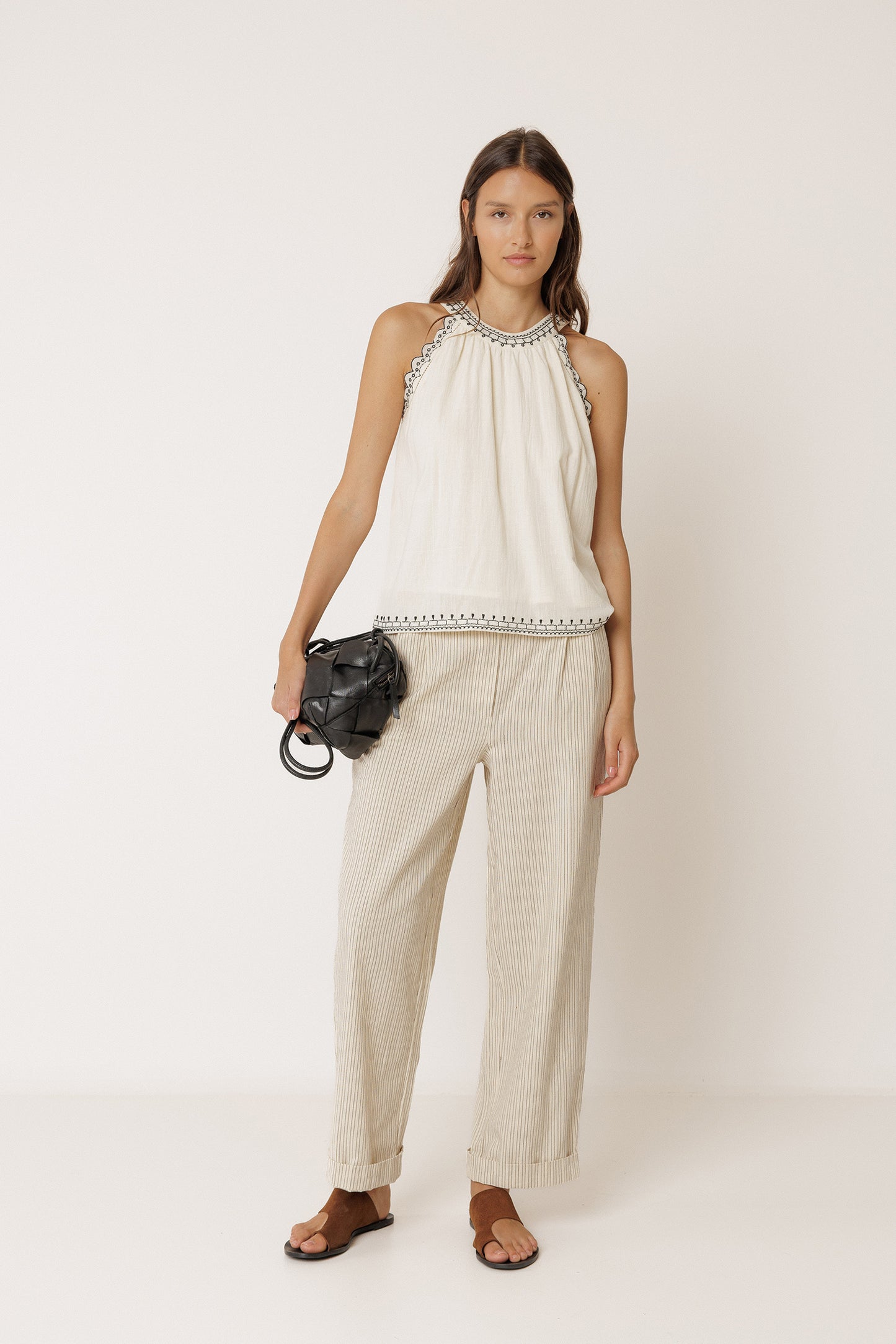 TOP À BRODERIES CONTRASTÉES