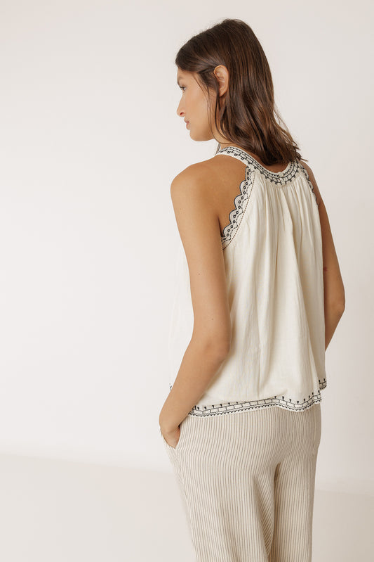 TOP À BRODERIES CONTRASTÉES 4