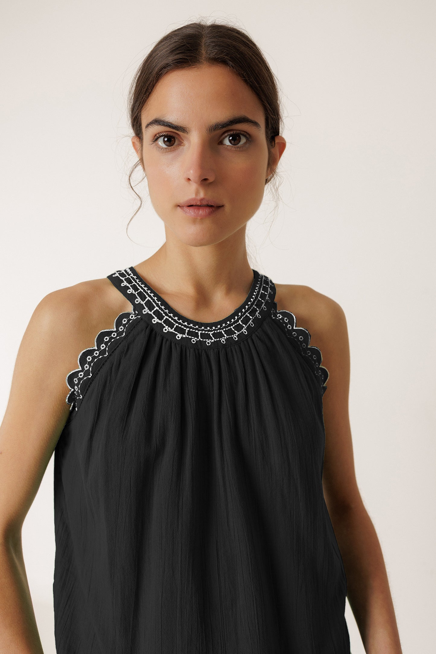 TOP À BRODERIES CONTRASTÉES